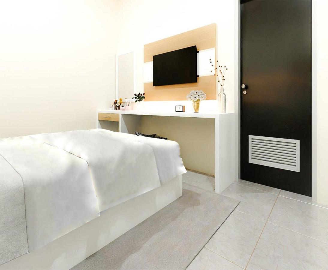 Griya Anggrek Hotel Trenggalek Ngoại thất bức ảnh